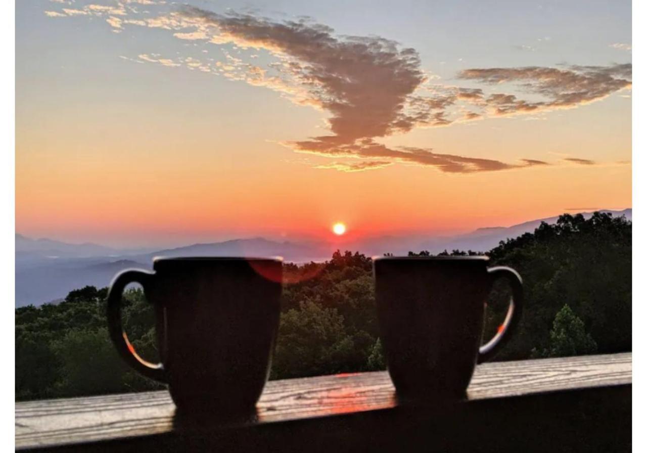 Wow Views!!-Mountain Escape-Outdoor Pool-Close To Downtown-Wifi-Cable-Private Balcony Gatlinburg Bagian luar foto