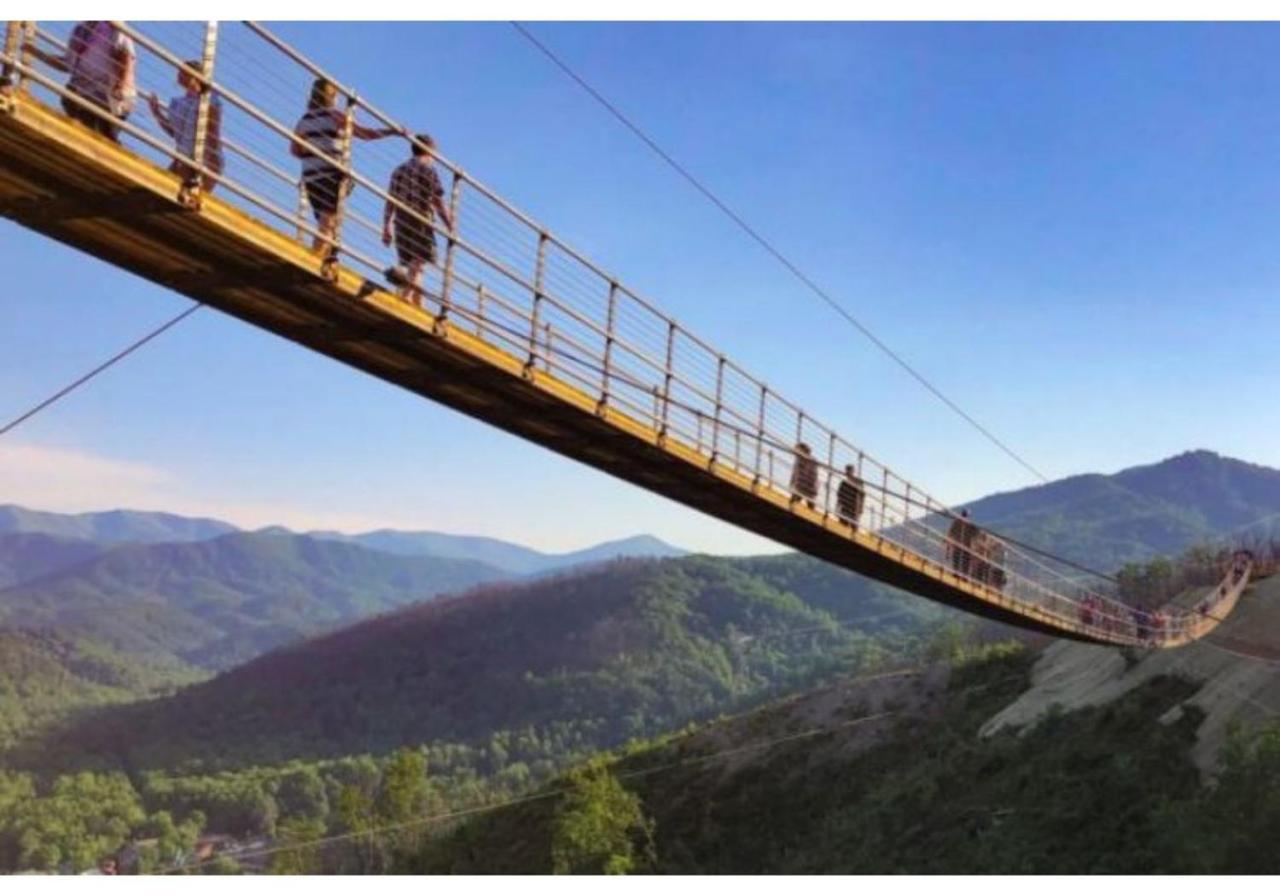 Wow Views!!-Mountain Escape-Outdoor Pool-Close To Downtown-Wifi-Cable-Private Balcony Gatlinburg Bagian luar foto