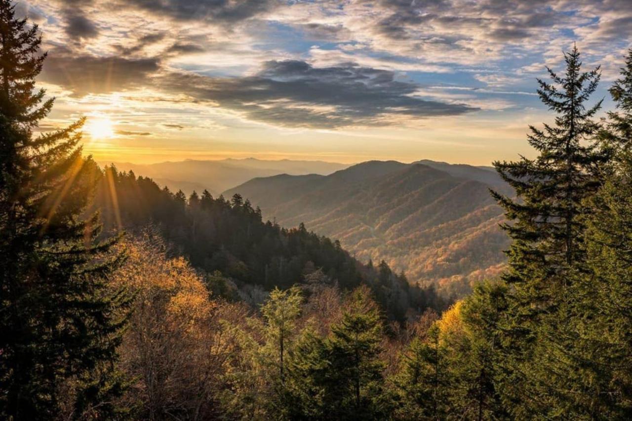 Wow Views!!-Mountain Escape-Outdoor Pool-Close To Downtown-Wifi-Cable-Private Balcony Gatlinburg Bagian luar foto